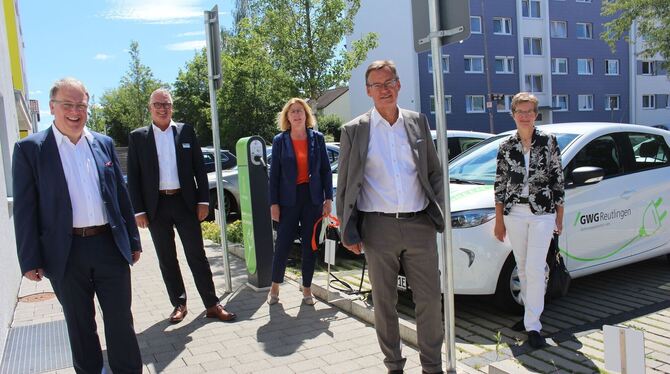 Oberbürgermeister Thomas Keck (von links), GWG-Geschäftsführer Ralf Güthert, Erste Bürgermeisterin Ulrike Hotz und Iris Beierle,