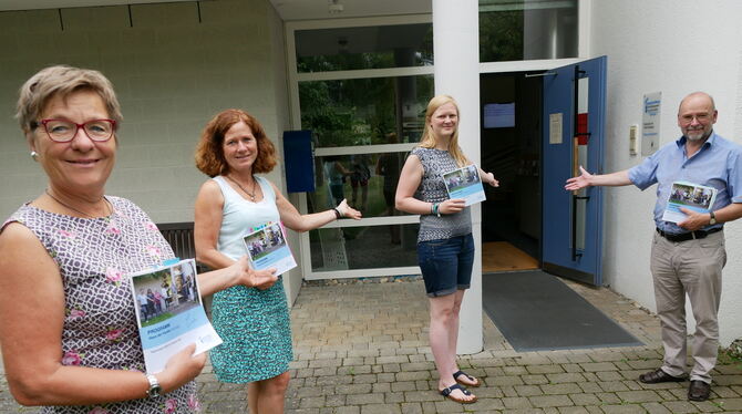 Laden ins Haus der Familie für das neue Semester ein (von links): Irmela Theurer-Weigele, Kristina Eisele, Praktikantin Anna-Mar