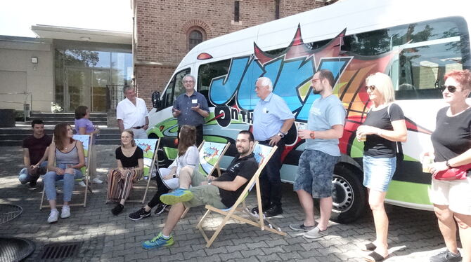 Die kurze Geburtstagsrede hielt Dietmar Hermann (Sechster von links) vor dem Bus der »Mobilen Jugendkirche«. FOTO: DÖRR