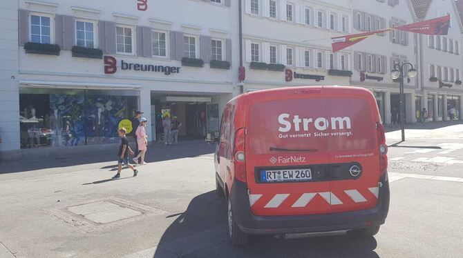 Vorübergehende Dunkelheit im Modegeschäft und ein Fahrzeug mit Technikern davor. Vorübergehende Dunkelheit im Modegeschäft und ein Fahrzeug mit Technikern davor.