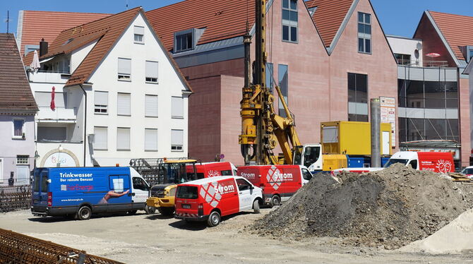 Viele Autos mit dem Wort »Strom« auf der Baustelle an der Hofstattstraße zeigen deutlich, wo die Ursache des Stromausfalles offe Viele Autos mit dem Wort »Strom« auf der Baustelle an der Hofstattstraße zeigen deutlich, wo die Ursache des Stromausfalles offe