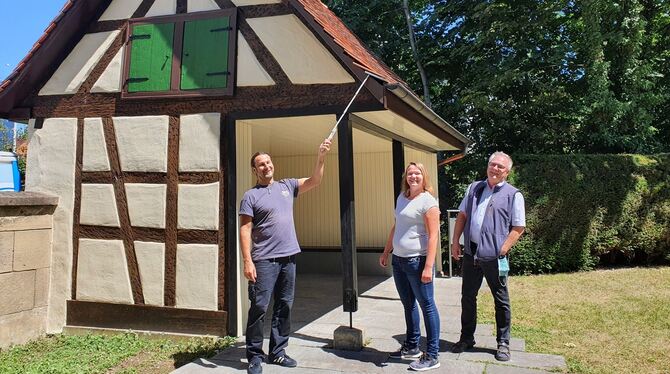 Sieht wieder wie neu aus: Das Häusle auf dem Metzinger Mühlwiesenfriedhof. Armin Fischer, Belinda Richter und Konrad Berger (von