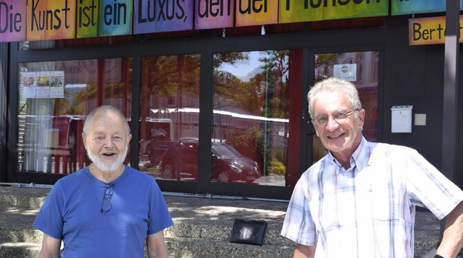 Gerd Schramm und Harald Hug vor dem Kulturforum, für das zwei Drittel des Erlöses aus dem Spendenlauf bestimmt sind.  FOTO: FÜSS