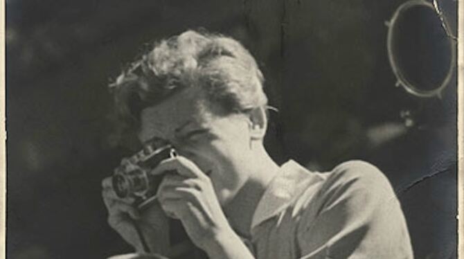 Auf Fotojagd: Gerda Taro auf einem Bild aus den 1930er-Jahren.  FOTO: ANONYM/WIKIPEDIA