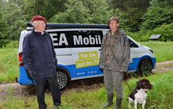 Hermann Walz und Horst Lengnick haben im Wald beim Hohfleck zum Thema Windkraft diskutiert. Mit dabei war auch Lengnicks Jagdhun