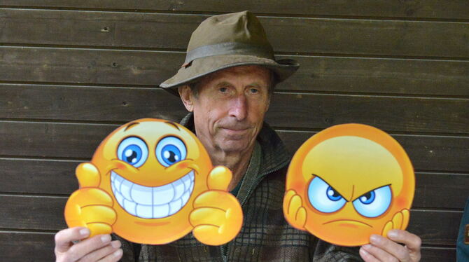 Mit Smileys zeigt Horst Lengnick im Video seine Meinung.