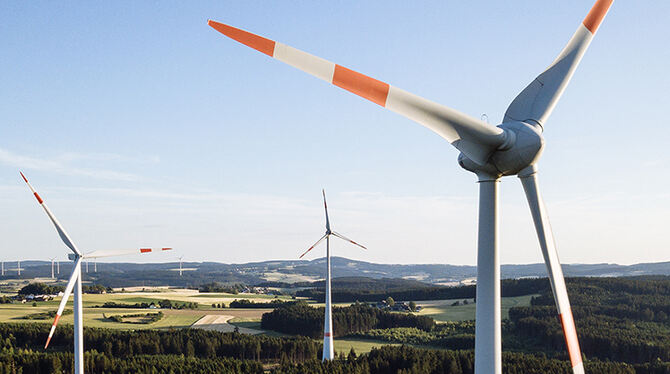 Windkraftanlagen im Wald: oft ein Streitthema. FOTO: ADOBE STOCK
