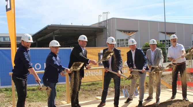 Erste Spatenstiche fürs neue Stoll-Kundenzentrum im Industriegebiet West.  FOTO: SPIESS