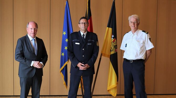 Wechsel an der Spitze des Polizeipräsidiums: Staatssekretär Wilfried Klenk (links) verabschiedete Professor Alexander Pick in de Wechsel an der Spitze des Polizeipräsidiums: Staatssekretär Wilfried Klenk (links) verabschiedete Professor Alexander Pick in de