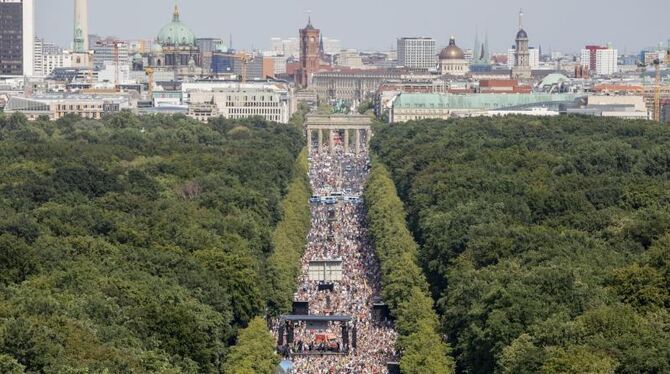 Demonstration gegen Corona-Maßnahmen in Berlin Demonstration gegen Corona-Maßnahmen in Berlin