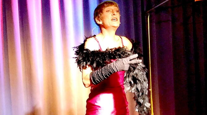 Musik und Show aus dem großen Koffer: Ina Z. verwandelte sich im Metzinger Kulturforum ungezählte Male. FOTO: BÖHM