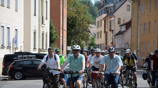Testfahrt von der Unistadt in die Bischofstadt (von links): Daniel Lede Abal, Winfried Hermann und ihre Mitradler schauten sich