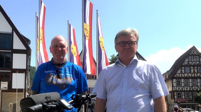 Oli Trelenberg radelt und sammelt Spenden. Auch Bad Urachs Bürgermeister Elmar Rebmann (rechts) unterstützte ihn. FOTO: STADT