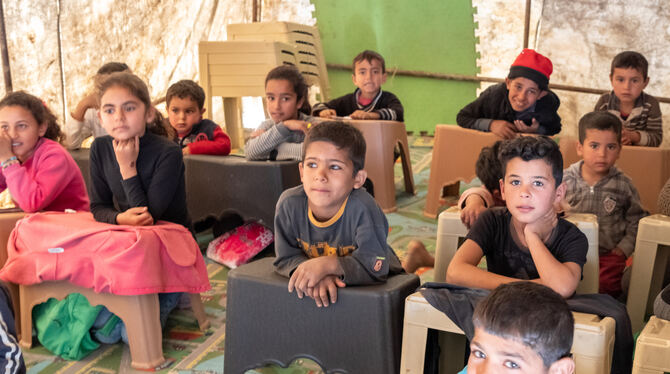Mit Hilfe der Reutlinger »Musketiere« wird in einem der Camps in der Türkei eine Zeltschule für Flüchtlingskinder aufgebaut.  FO