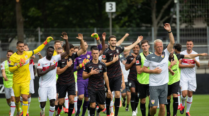 Unter der Anleitung von Stuttgarts neuem Athletiktrainer Oliver Bartlett (rechts) startete der VfB gestern Nachmittag in die Vor
