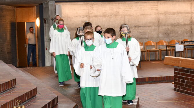 Ministranten  in der katholischen  Kirche Reutlingen müssen derzeit  mit Maske dienen.  FOTO: PRIVAT