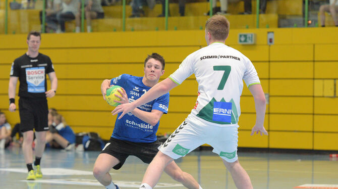 Wurde beim VfL Pfullingen mit einem Drittliga-Vertrag ausgestattet: Mathis Roth (mit Ball). FOTO: BAUR Wurde beim VfL Pfullingen mit einem Drittliga-Vertrag ausgestattet: Mathis Roth (mit Ball). FOTO: BAUR