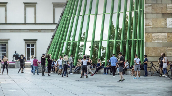 Die Terrasse vor der Staatsgalerie als sommerliche Tanzfläche. Dagegen formieren sich Proteste. FOTO: PRIVAT