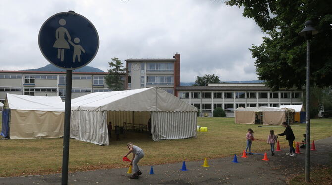 Das Spatzennest wurde von der Olgahöhe auf die Wiese beim Jakob-Stotz-Platz verlegt, das Gelände ist eingezäunt, die Gruppen in Das Spatzennest wurde von der Olgahöhe auf die Wiese beim Jakob-Stotz-Platz verlegt, das Gelände ist eingezäunt, die Gruppen in