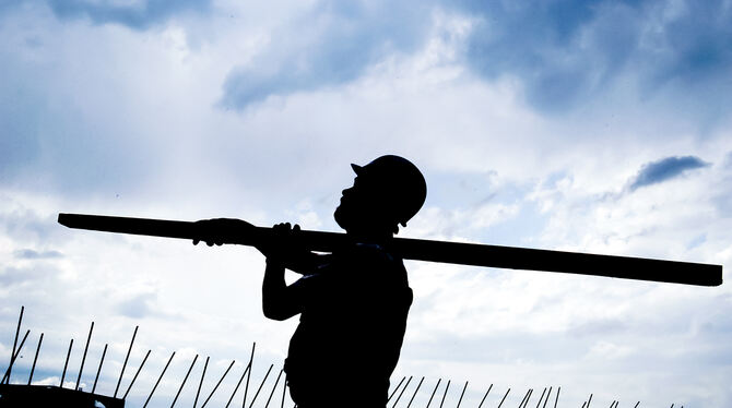 Ein Bauarbeiter auf dem Dach eines Neubaus. foto: IG Bau