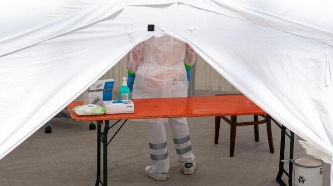 Zelt an einem Corona-Testzentrum Zelt an einem Corona-Testzentrum