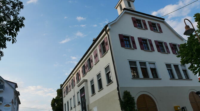 Das Rathaus in Grafenberg sieht nur auf dem Foto ziemlich schief aus. FOTO: LEISTER