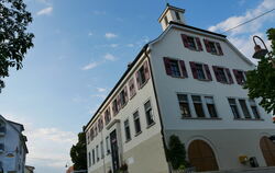 Das Rathaus in Grafenberg sieht nur auf dem Foto ziemlich schief aus. FOTO: LEISTER