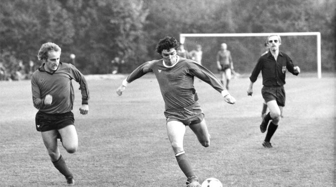 Robert Döllinger (am Ball) im Duell gegen den FC Urach vor etwa 30 Jahren.  FOTOS: PRIVAT