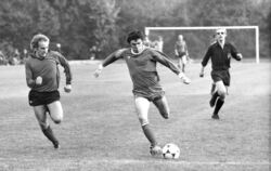 Robert Döllinger (am Ball) im Duell gegen den FC Urach vor etwa 30 Jahren.  FOTOS: PRIVAT