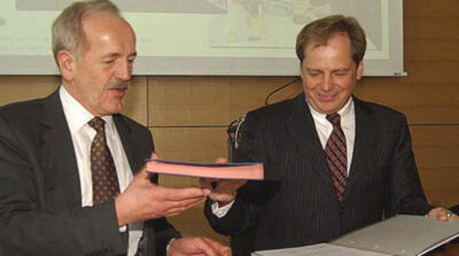 Josef Evers (links) und Wolfgang Epp mit dem Kooperationsvertrag. FOTO: NIETHAMMER