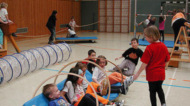 Sport fördert die Konzentrationsfähigkeit: In Dettingen kam beim Aktionstag viel in Bewegung. GEA-FOTO: FÜS