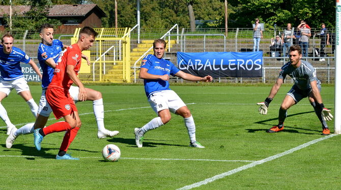 Raphael Schneider (am Ball) im Oberliga-Spiel des SSV Reutlingen gegen die Neckarsulmer SU (2:1) im September 2019.   FOTO: NIET