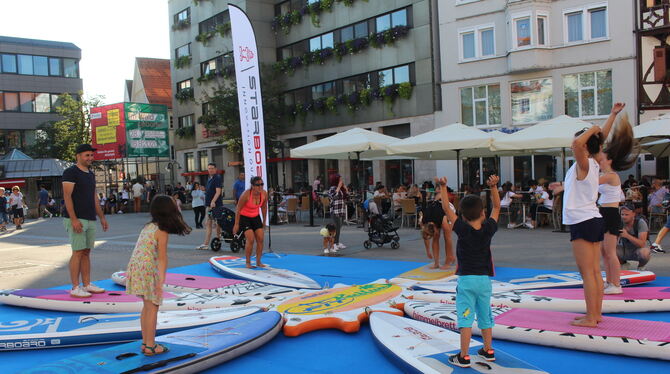 Auf dem Marktpatz sorgten Yoga-Übungen auf Skateboards für entspannte Stimmung.