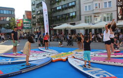 Auf dem Marktpatz sorgten Yoga-Übungen auf Skateboards für entspannte Stimmung.