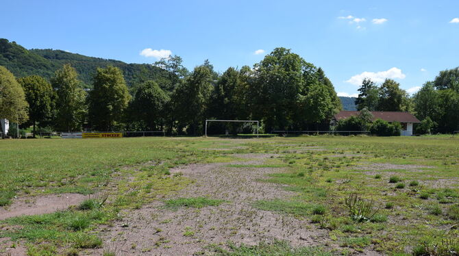 Das westliche Spielfeld des Eierbachsportplatzes Pfullingen ist seit langer Zeit in sehr schlechtem Zustand.  FOTO: OTT