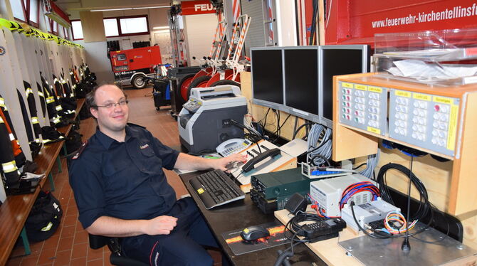 Nur ein Provisorium, aber schon digital: Kommandant Patrick Schuparra an der Übergangszentrale in der Fahrzeughalle.  FOTO: KREI