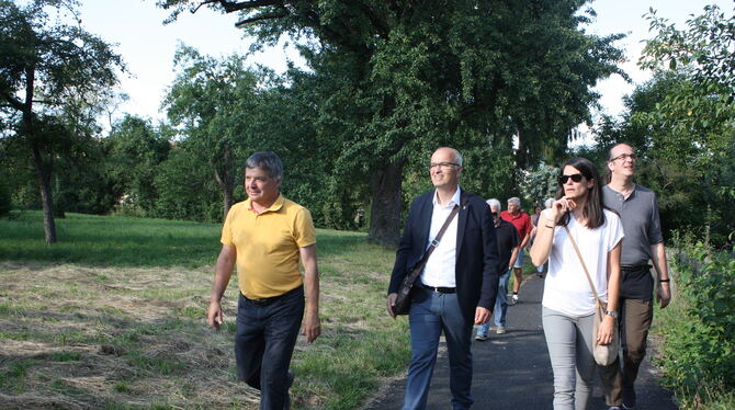 SPD-Landtagsabgeordneter Ramazan Selcuk (Mitte) ist auf Sommertour im Wahlkreis, hier beim Spaziergang durch Nehren, der an Ersc
