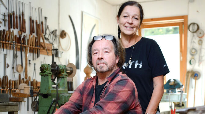 Friedrich Palmer und seine Frau Claudia Lieb-Palmer in der Werkstatt im Haus. FOTO: PIETH