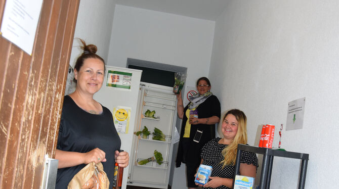 Kerstin Masuch (von links), Melanie Störmer-Draskovic und Renate Sigrist kümmern sich um den Fairteiler in Gammertingen.  FOTO: