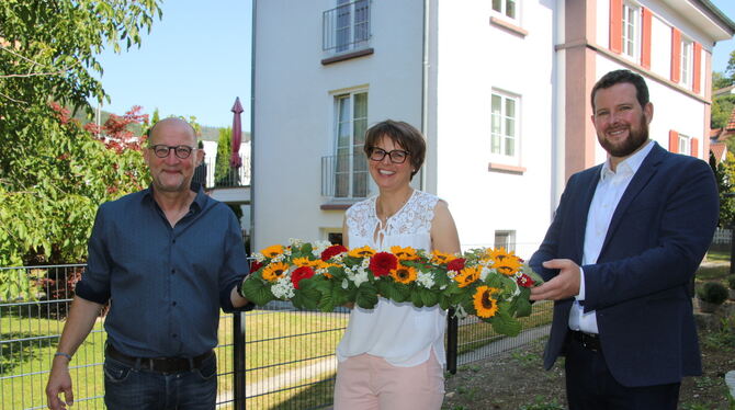 Architekt Ralf Straub überreicht Geschäftsführerin Christine Krohmer und Marc Böhringer, stellvertretender Vorsitzender der Gese