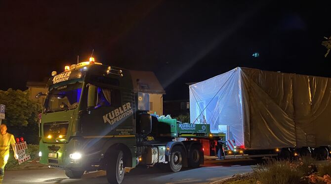 »Flying Space« auf Reisen: Das Modulhaus wurde in der Nacht nach Betzingen transportiert und am frühen Morgen per Autokran aufs
