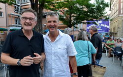 Gerhard Steinhilber (links, mit Klaus Kupke) ist 2020 beim Open-Air-Kino letztmals aktiv dabei. ARCHIV-FOTO: NIETHAMMER