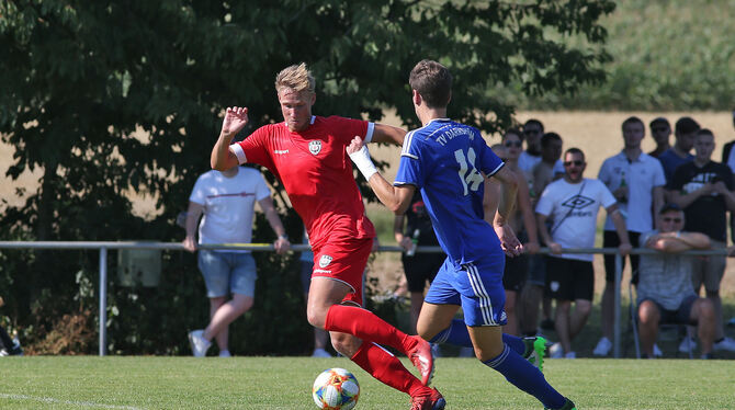 Auf dem Weg zum 5:1 für den SSV Reutlingen: Jonas Preuß (links), der sich nach Vorarbeit von Enis Küley gegen den Darmsheimer Ti