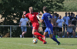 Auf dem Weg zum 5:1 für den SSV Reutlingen: Jonas Preuß (links), der sich nach Vorarbeit von Enis Küley gegen den Darmsheimer Ti