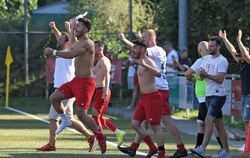 Riesenjubel bei der SG Reutlingen beim Erreichen der zweiten Runde im WFV-Pokal.   FOTO: BAUR