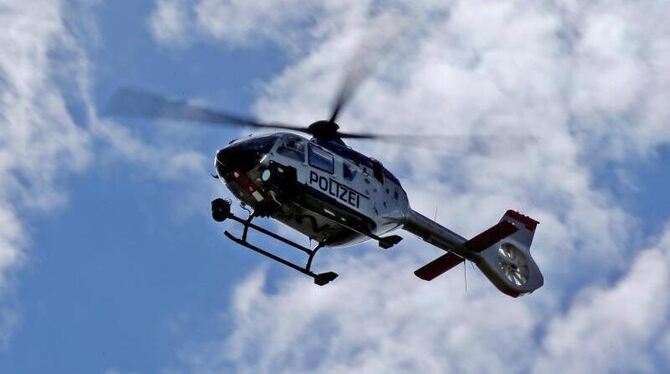 Ein Polizeihubschrauber ist im Einsatz