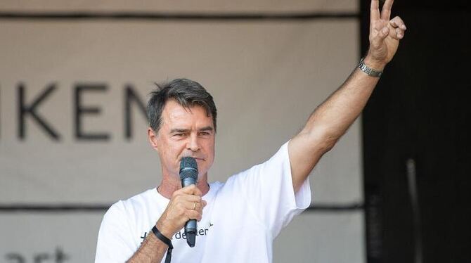 Ex-Fußballer Thomas Berthold spricht auf einer »Querdenken«-Demo