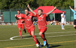 Zusammen lässt es sich eben besser jubeln. SG-Stürmer Christian Locher (rechts) und Defensivspezialist Marcel Schreyer. FOTO: BA