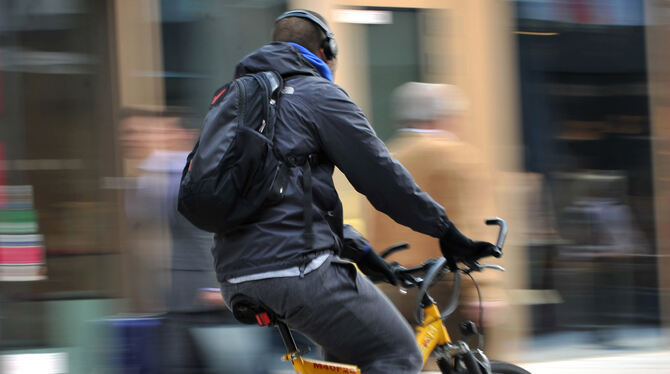 Rücksichtslose Radfahrer sind ein Ärgernis, nicht nur in der Fußgängerzone.  FOTO: WABITSCH/DPA