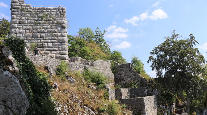 Der Bergfried mit seinen Buckelquadern ist groß und mächtig.   FOTO:  Bloching